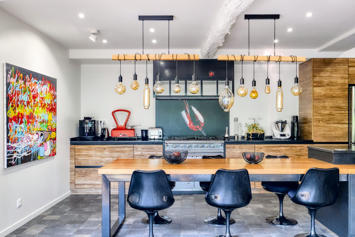 grand espace avec tabouret de bar moderne dans une cuisine