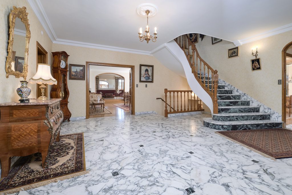 hall d'entrée en marbre blanc et grand escalier