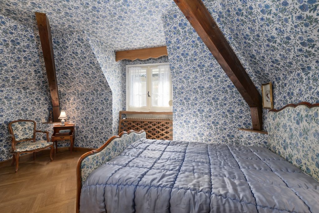 chambre avec une tapisserie bleu et blanc