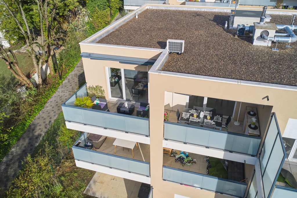 Photos aériennes d'un appartement au dernier étage à Rillieux la Pape, vue sur la terrasse