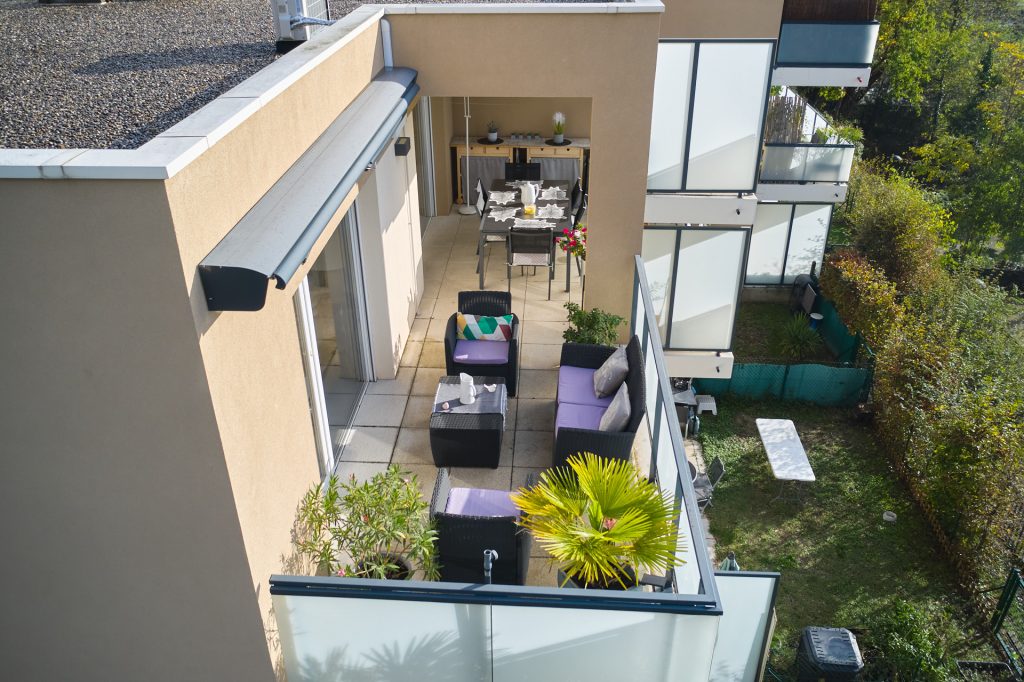 Photos aériennes d'un appartement au dernier étage à Rillieux la Pape, vue sur la terrasse