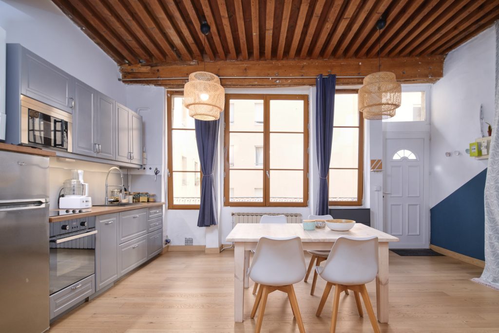 Ancien appartement typé des Canus rénové, avec conservation des plafond à la Française à Lyon
