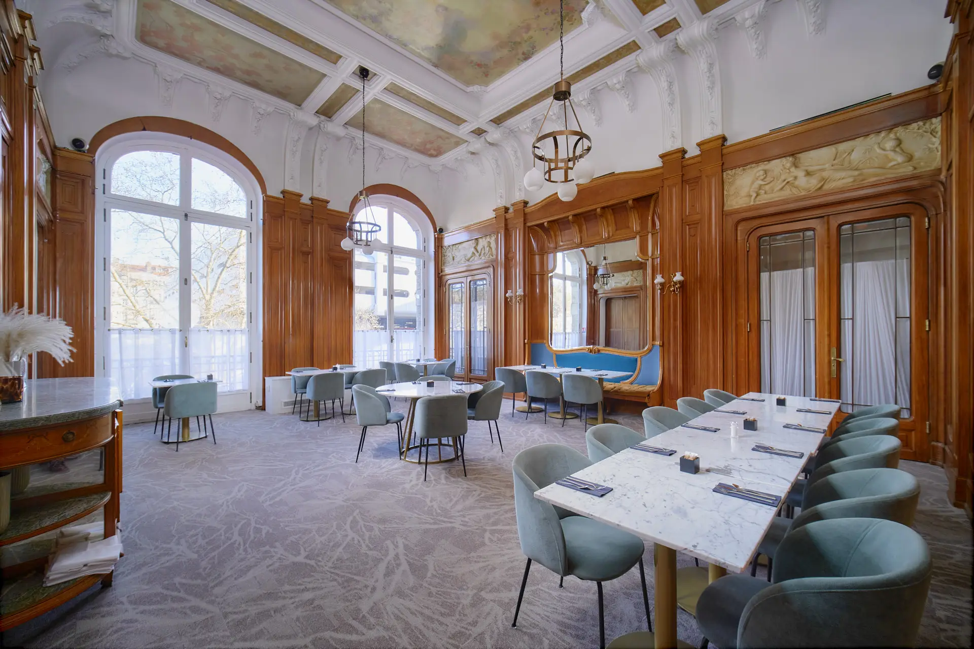 Salle à manger art déco de l’hôtel Château Perrache à Lyon avec boiseries et fauteuils – photographie d’architecture intérieure par Boris Rota