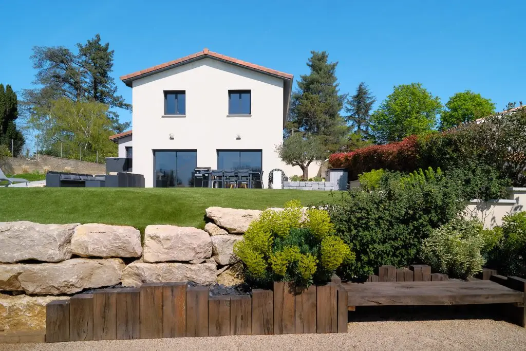 Maison contemporaine avec jardin paysager à Lyon – photographie immobilière réalisée pour le constructeur de maisons individuelles Axial par Boris Rota