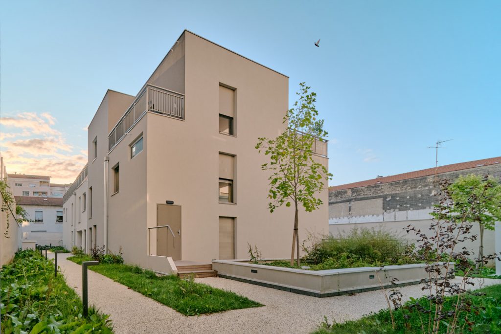 Photographie d'un bâtiment moderne sur Lyon pour le constructeur Un Jardin à Part