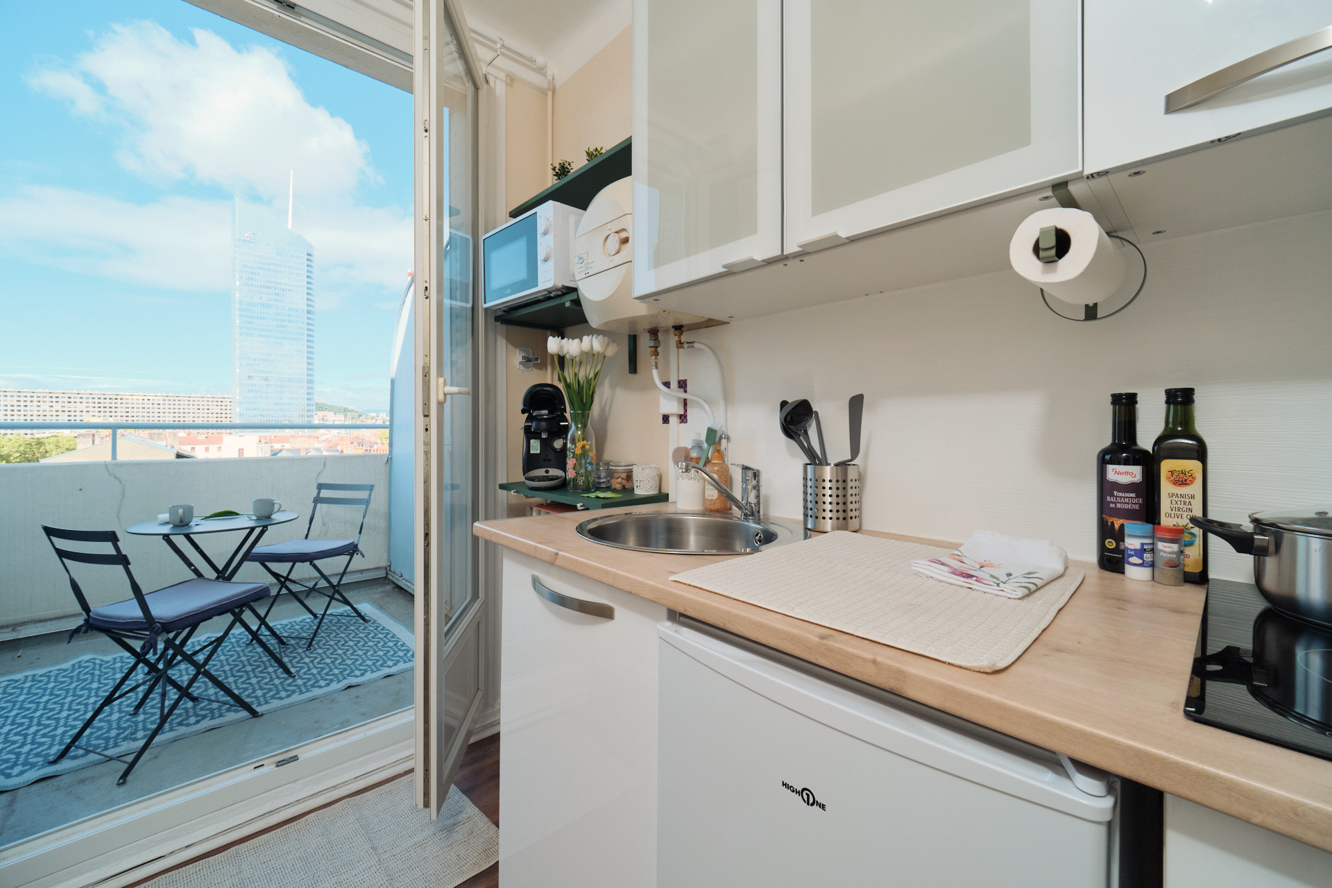 Mise en valeur du studio et de la terrasse sur Lyon 3 ; gain de visibilité sur Airbnb.