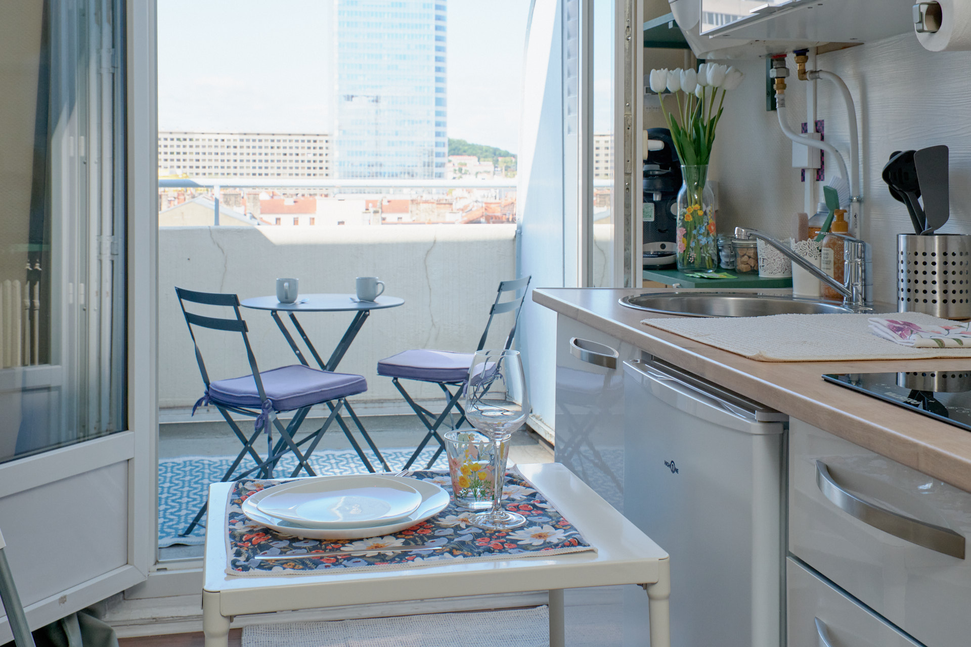 Mise en valeur du studio et de la terrasse sur Lyon 3 ; gain de visibilité sur Airbnb.